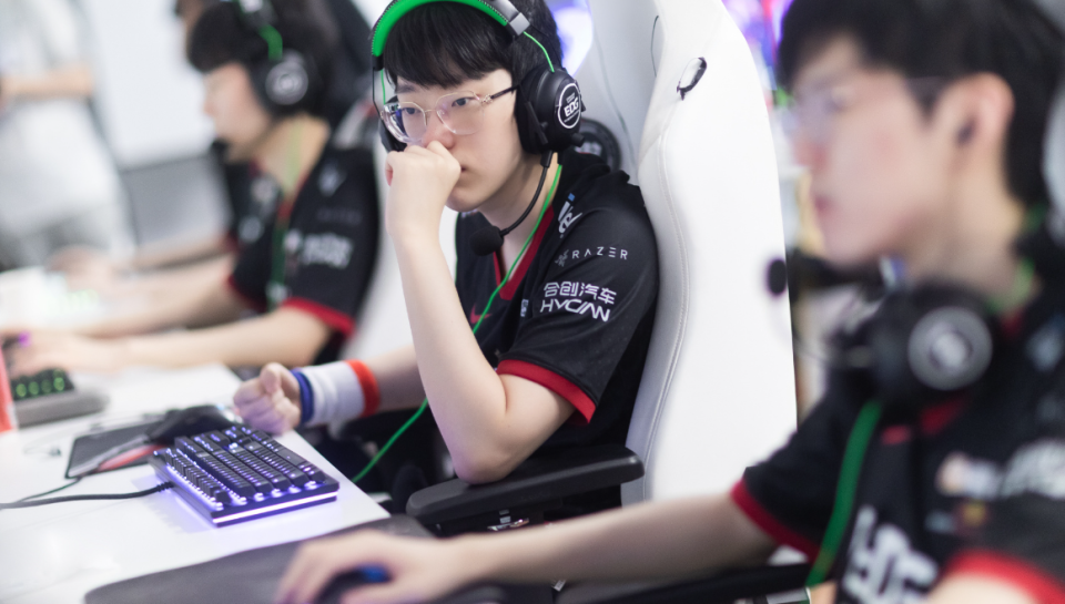 爱游戏-Scout回归赛场，比分优势明显首场状态亮眼，巴塞罗那观众沸腾！的简单介绍