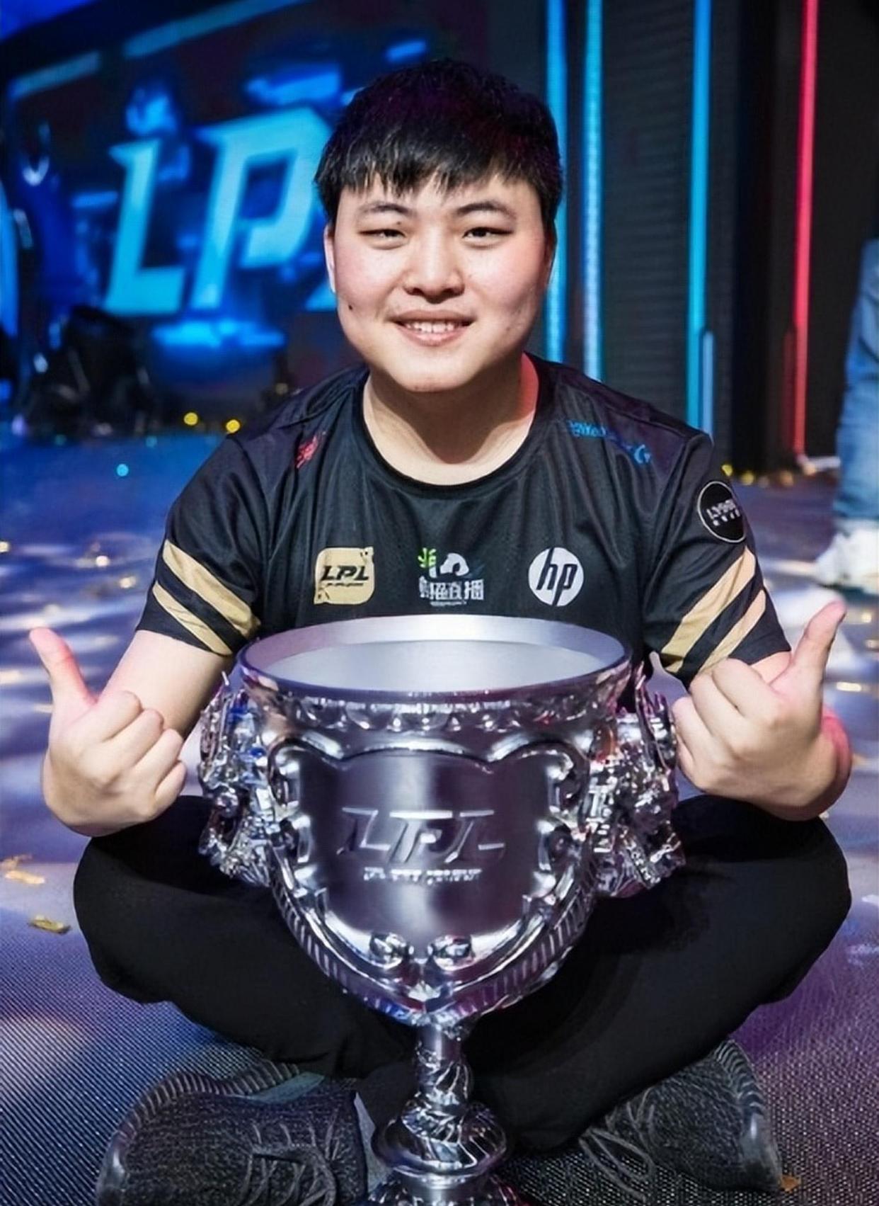 AYX-Uzi回归赛场，高光表现首场状态亮眼，澳大利亚队观众沸腾！的简单介绍